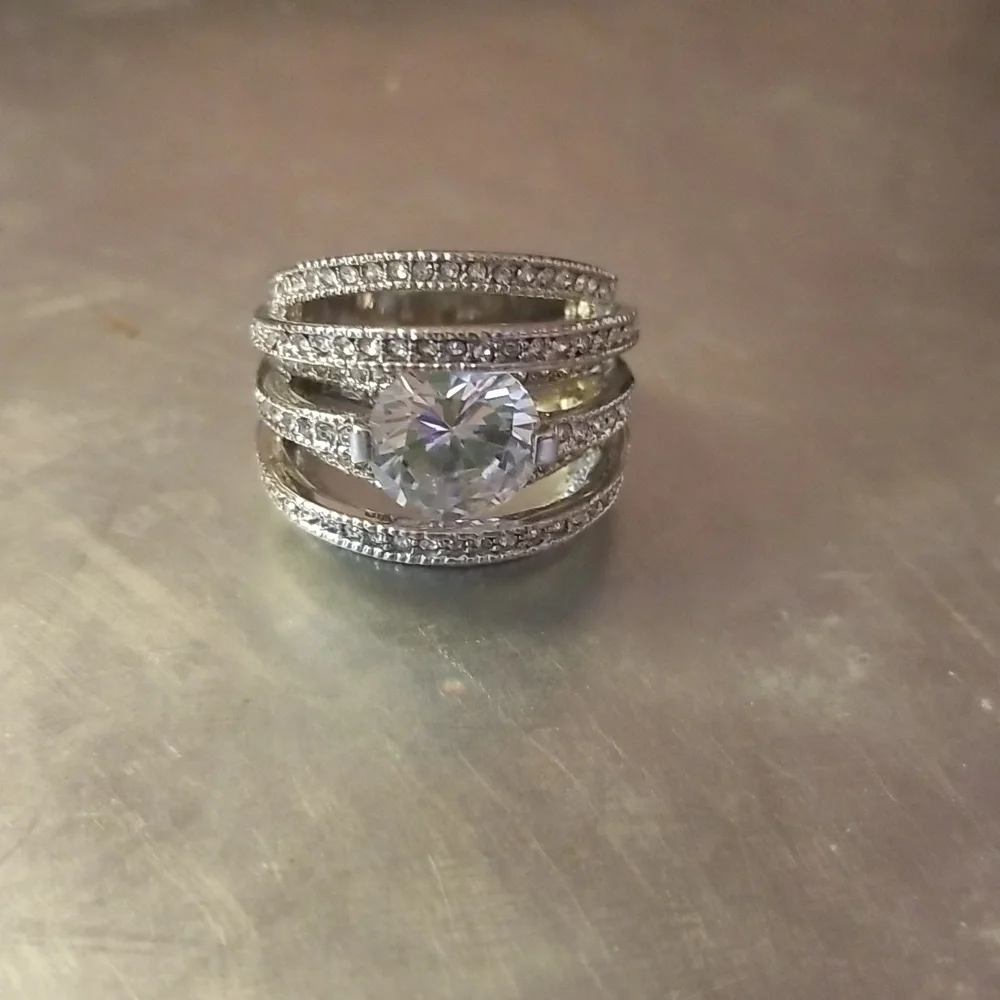 Sz 9.75/10 ladies Very Blingy dinner ring. NOT HALLMARKED. EUC. CZ & Silvertone